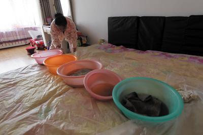 胶州楼上漏水，住户失联，小区没物管，业主维权难！律师来支招……